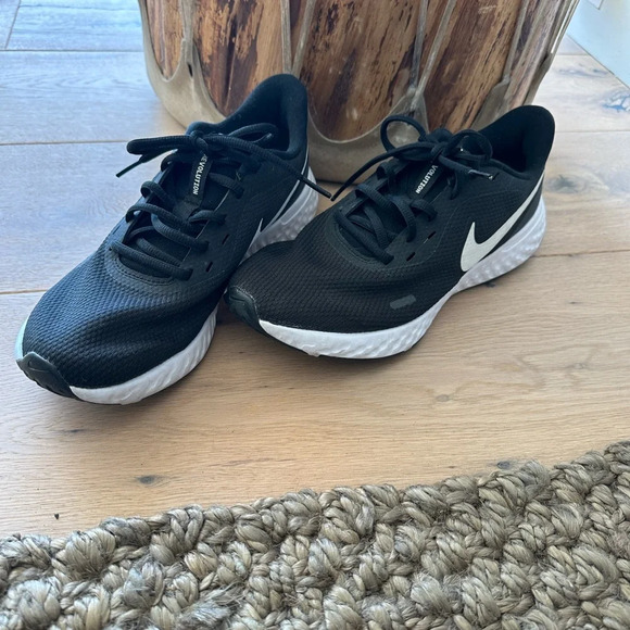 Pristine Nike Revolution Super Comfy Sneakers - Picture 5 of 6